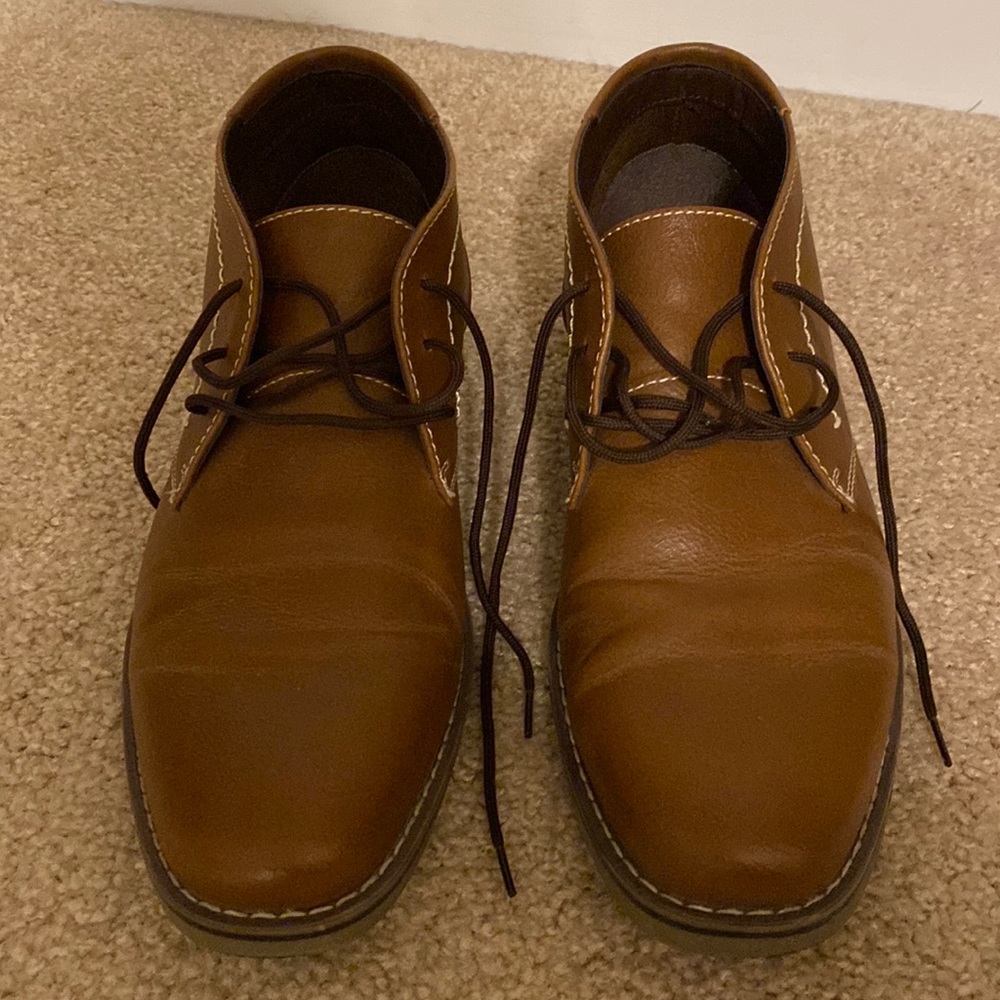 Men’s brown dress shoes